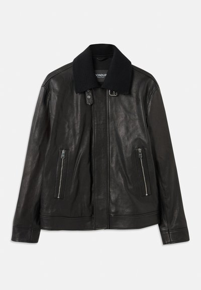 Giacca in pelle nera con colletto in maglia a coste, tasche con zip su entrambi i lati e dettaglio con cinturino a fibbia sul collo, posata su uno sfondo bianco.