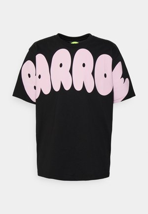 Schwarzes Kurzarm-T-Shirt mit großen pinkfarbenen Bubble-Buchstaben, die auf Brust und Ärmeln "BARROW" buchstabieren.