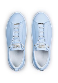 Helleblaue Leder-Sneaker mit Schnürdesign, weißen Gummisohlen und metallischen Akzenten. Sie verfügen über eine glatte Textur und eine dezente Markenkennzeichnung.