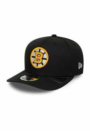 Schwarze Baseballkappe mit einem gelb-weißen Boston Bruins-Logo, das vorne aufgestickt ist, mit gebogenem Schirm und New Era-Logo an der Seite.