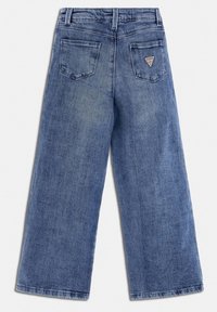 Vaaleansinisen pesun leveälahkeiset farkut, joissa on korkea vyötärö, kaksi takataskua ja oikeassa yläkulmassa brändätty etiketti.