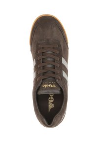 Zapatillas de ante marrón con rayas grises, punta redonda y cierre con cordones. Cuenta con un collar acolchado y una suela de goma. Acento del logo en dorado.