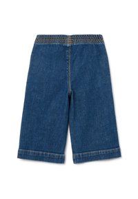 Shorts de mezclilla en azul oscuro con una cinturilla elástica. Presentan un corte recto y dobladillo enrollado. Costuras visibles a lo largo de las costuras.