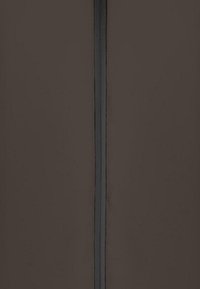 Hnědá tkanina s hladkým povrchem, s centrálním černým vertikálním pruhem. Celkový design je jednoduchý a elegantní.