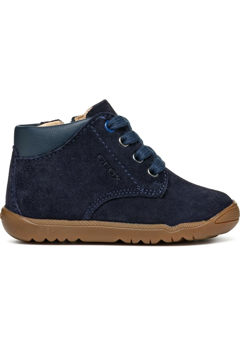 Stivali ankle in suede blu navy con tomaia in pelle liscia blu navy, punta tonda, suola in gomma e lacci blu. Presentano il marchio Geox sul lato.