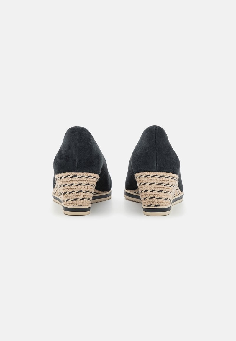 Donkerblauwe suède plateau-schoenen met geweven jute-accenten op de hak, met een gesloten achterkant en een ronde neus ontwerp.