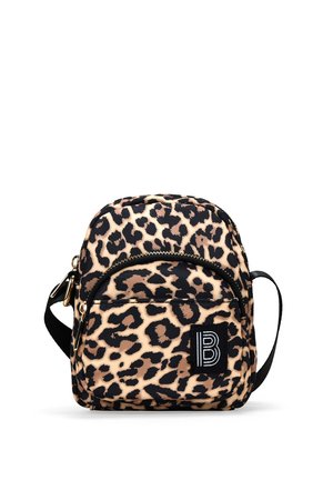 Mochila de estampado de leopardo en beige y negro, con forma redondeada, cierre de cremallera, correa adjustable y parche con logotipo en la parte frontal.
