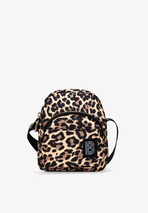 Mochila de estampado de leopardo en beige y negro, con forma redondeada, cierre de cremallera, correa adjustable y parche con logotipo en la parte frontal.