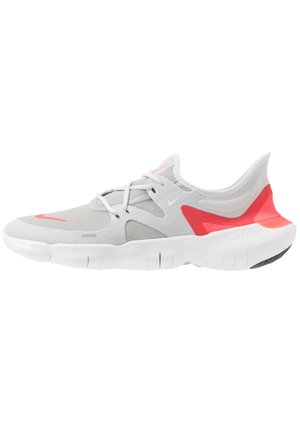 Chaussure de sport gris clair et blanc avec des accents corail rose, tige en mesh, semelle flexible et design à lacets, vue latérale.