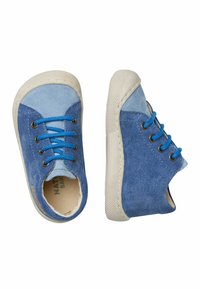 Baskets en daim bleu avec un bout en bleu clair, des lacets bleus et une semelle en caoutchouc blanche ; présente des accents beiges et des coutures minimales.