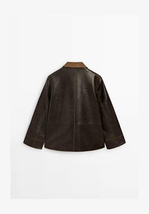Brązowa skórzana kurtka z beżowym kołnierzem z sztruksu, charakteryzująca się luźnym krojem, długimi rękawami oraz kontrastowymi detalami w szwach.