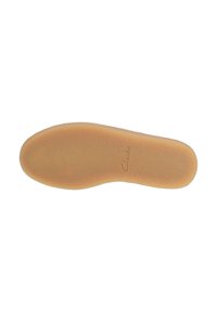 Iešļūcējs ar brūnu materiālu, kam ir gluda, nedaudz teksturēta virsma. "Clarks" logo izdrukāts netālu no papēža. Apaļa pirksta forma.