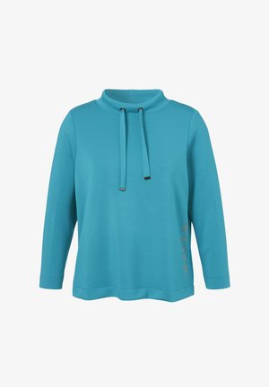 Turquoise langharige trui met hoge kraag, trekkoord en subtiele strassversiering aan de onderkant.