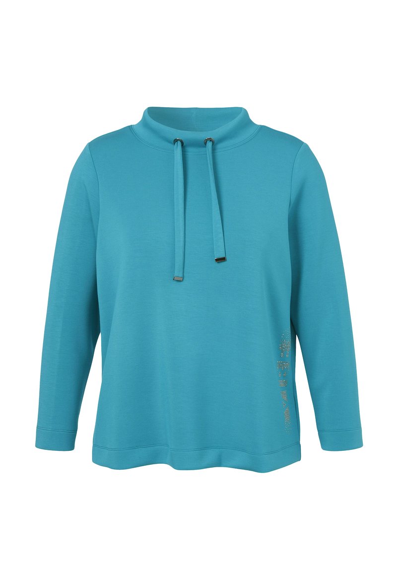 Turquoise langharige trui met hoge kraag, trekkoord en subtiele strassversiering aan de onderkant.