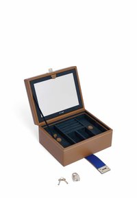 Caja de joyería de cuero marrón con un interior de terciopelo negro, compartimentos, un espejo, una correa azul y una cerradura con dos llaves.
