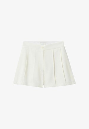 Short blanc taille haute avec plis devant, fermeture bouton et ceinture portant l'étiquette « CLAUDE PIERLOT ».