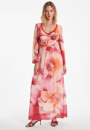 Maxi-jurk van lichtgewicht, doorschijnende stof met een levendig bloemenpatroon in roze en oranje tinten. Geaccentueerd met een rode halslijn en lange mouwen.