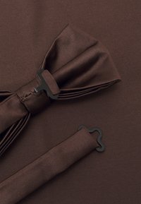 Papion din satin maro, cu țesătură texturată, având un clește metalic negru și o curea asortată, aranjat ordonat pe o suprafață netedă.