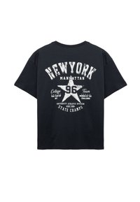 Czarny bawełniany t-shirt z białym, postarzanym nadrukiem oraz graficzną gwiazdą. Projekt zawiera elementy "NOWY JORK", "MANHATTAN" oraz "96".