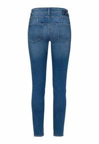 Vue arrière d’un jean slim bleu avec deux poches arrière et un petit patch de marque sur le côté droit de la ceinture.