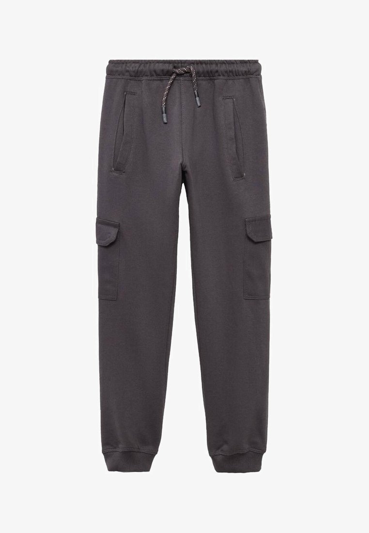 Temno sivi cargo trenirka z elastičnim pasom, vezalko, stranskimi žepi in rebrastimi manšetami na gležnjih, prikazana na belem ozadju.