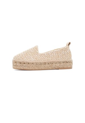 Beige geweven slip-on espadrille met dikke gevlochten jutezool en klein trekkoordje bij de hiel, zijaanzicht op witte achtergrond.