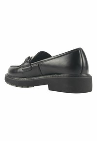 Mustad mustad nahast loaferid madala, paksu kummitaldaga, millel on stikitud disain ja dekoratiivne riba üle vampi.