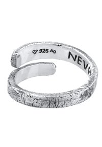 Verstellbarer Ring aus Sterling Silber mit strukturiertem Finish. Innen mit "NEVER" eingraviert, verfügt über ein gespaltenes Banddesign mit einem polierten Außenrand.