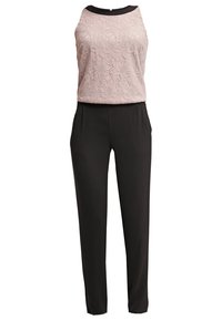 Czarny kombinezon z teksturowanym jasnoróżowym topem z kwiecistym wzorem i czarną dekoltem, z zwężanymi nogawkami i bocznymi kieszeniami.