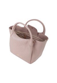 Borsa a tracolla in pelle rosa chiaro con texture, doppio manico, dettagli in oro e tasca interna. Presenta un logo sulla parte anteriore.