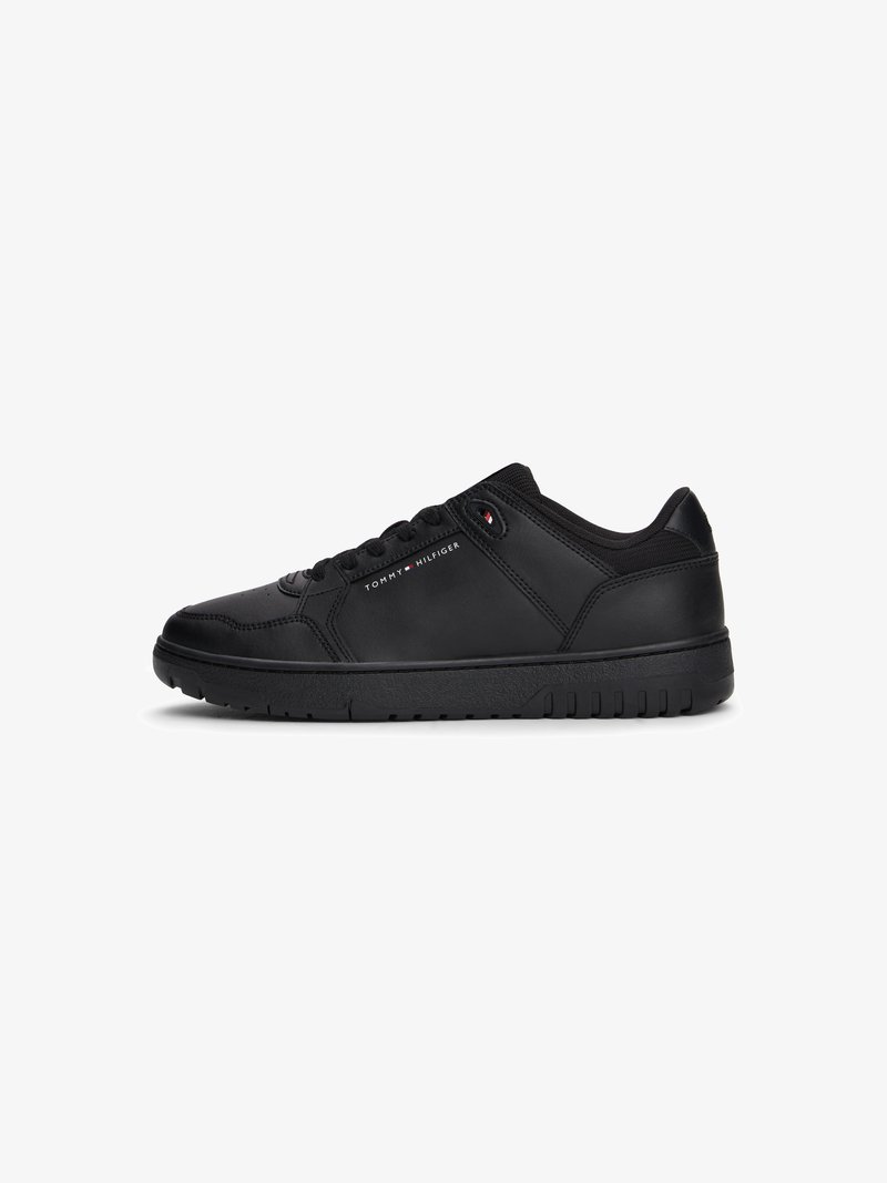 Czarne skórzane sneakersy z okrągłym noskiem, teksturowanymi panelami i płaską podeszwą. Posiadają logo z boku oraz minimalistyczny system sznurowania.