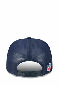 Casquette snapback bleu marine avec une maille à motif diamant, arborant le logo des Tennessee Titans sur le côté et une sangle ajustable à l'arrière.