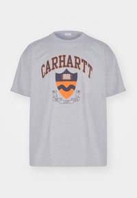Graues Baumwoll-T-Shirt mit kurzen Ärmeln, das einen großen Grafikdruck eines Schildes und den Text "CARHARTT" in Orange und Marineblau zeigt.