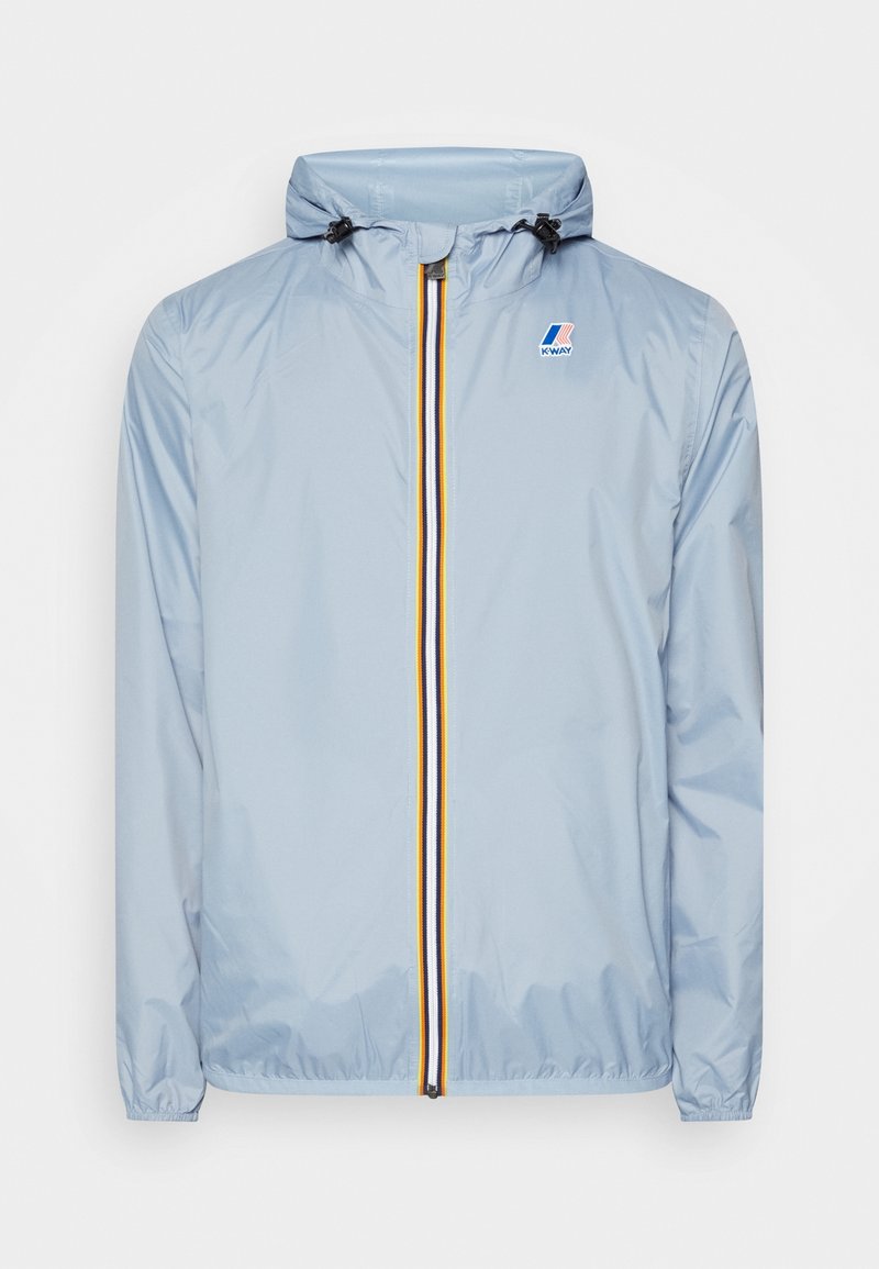 Giacca leggera azzurro chiaro con cappuccio, dotata di zip frontale con strisce gialle e arancioni, polsini elasticizzati e un logo sul petto.