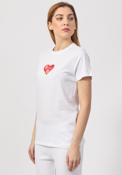 T-shirt in cotone bianco con maniche corte e scollatura rotonda. Presenta una grafica di un cuore rosso con la scritta "Richmond" al centro.