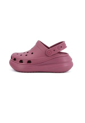 Zueco rosa sin cordones con agujeros ventilados, correa ajustable en el talón y suela gruesa acolchada diseñada para uso casual.