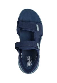 Sandalia en azul marino con dos correas ajustables de Velcro, suela de goma, plantilla texturizada y el logo distintivo de Skechers en la plantilla.