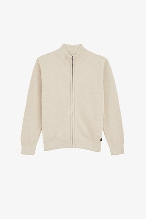 Svetlo bež zip-up pulover z teksturiranim pletenjem, rebrastimi manšetami in robom, z malim črnim logotipom na spodnji levi strani.