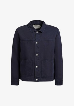 Mørkeblå jakke med knappelukning foran, to store forlommer, lange ærmer og en lige krave.