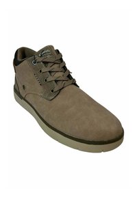 Zapato de ante marrón hasta el tobillo con diseño de cordones, parte superior texturizada y suela de goma en contraste. Presenta ojales de metal y un collar acolchado.