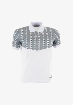 Polo a maniche corte in bianco con una parte superiore grigia a motivo, caratterizzata da ripetuti grafismi geometrici e un design del colletto classico.