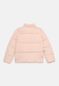 Camisa puffer em rosa suave, com gola alta, costura horizontal e um corte rectangular. Textura suave com um design leve.