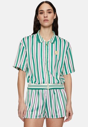 Groen, wit en paars gestreepte korte mouw zip-up top met bijpassende shorts, voorzien van een kraag en een decoratieve logo patch.