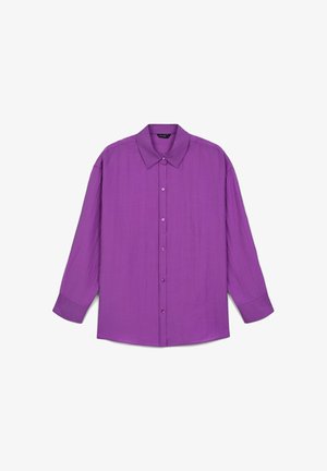 Camicia a maniche lunghe con bottoni di colore viola brillante, colletto a punta e polsini con un solo bottone, adagiata su uno sfondo bianco.
