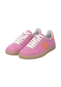 Baskets en suède rose avec des lacets blancs, présentant un accent orange sur le côté et une semelle en caoutchouc texturée beige.