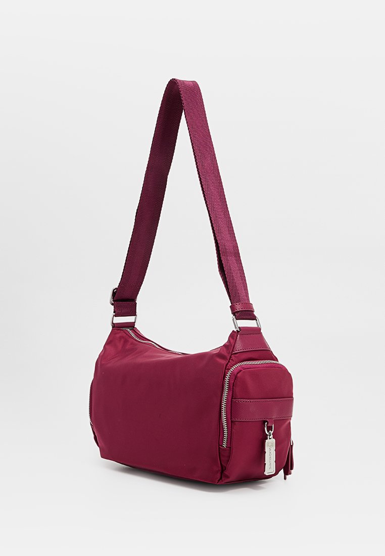 Bordeauxfarbene Schultertasche aus Nylon mit einem Reißverschlussfach, verstellbarem Riemen und einem eleganten Design mit silberfarbenen Hardware-Akzenten.