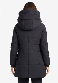 Svart puffjacka med hög krage och huva, med ett kviltat mönster, långa ärmar och ribbade muddar.