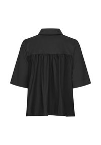 Camicetta nera a maniche corte con colletto, caratterizzata da un design con schiena arricciata e texture liscia. Nessun motivo o accento visibile.