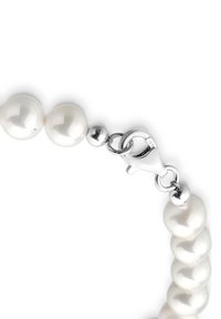 Segment de collier de perles avec fermoir en forme de pince de homard en argent et maillons ronds sur fond blanc.