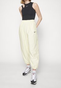 Nike Sportswear Träningsbyxor - light yellow
